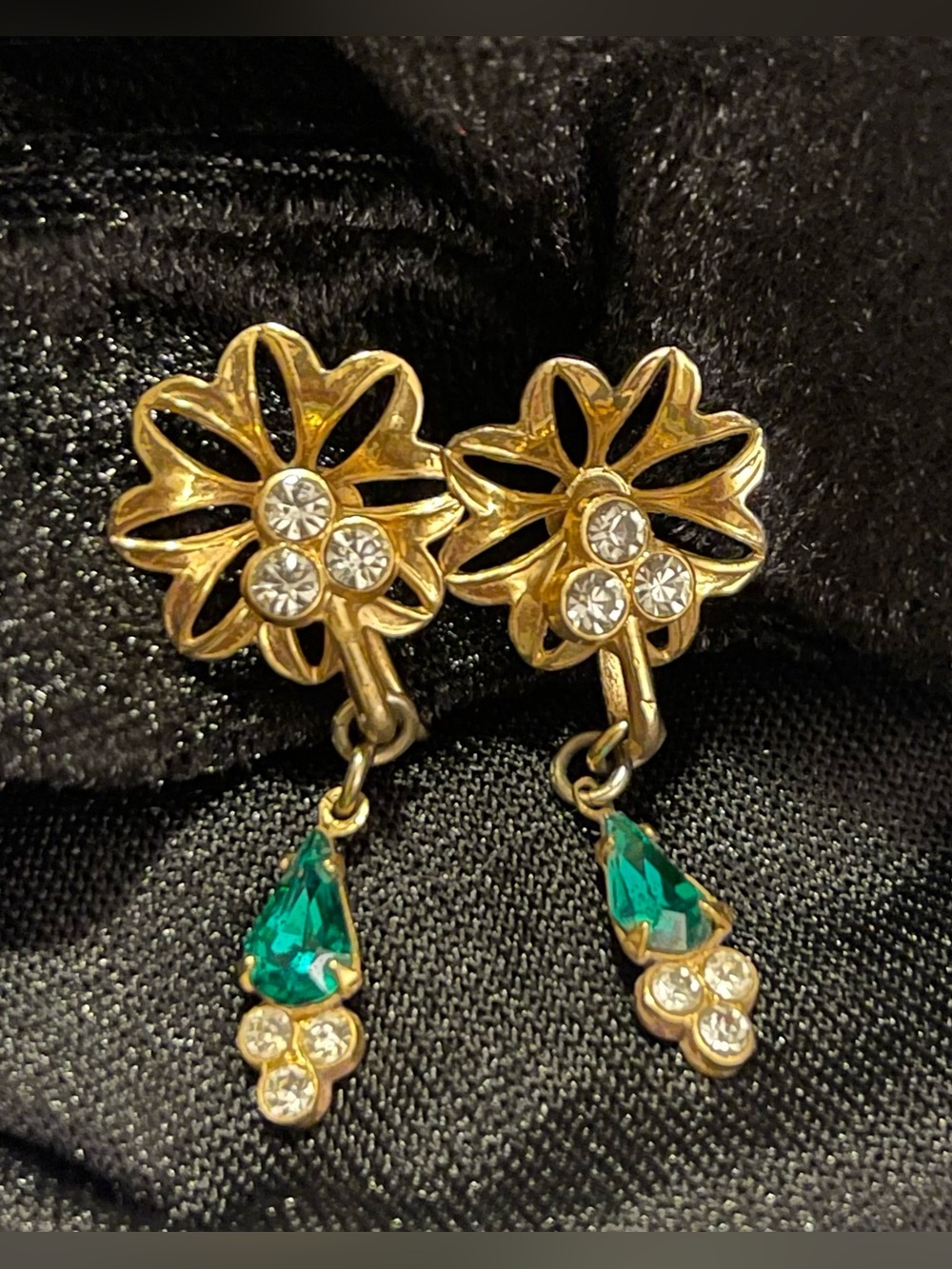 Vintage Coro Flower Dangle Screwback earrings Gold Tone Emerald Green Rhinestone
